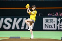 人気画像6位は「指原莉乃、ヤフオク!ドームのマウンドに立つも投球はゴロに」より、ピッチャーマウンドに立つ指原莉乃。(c)AKS