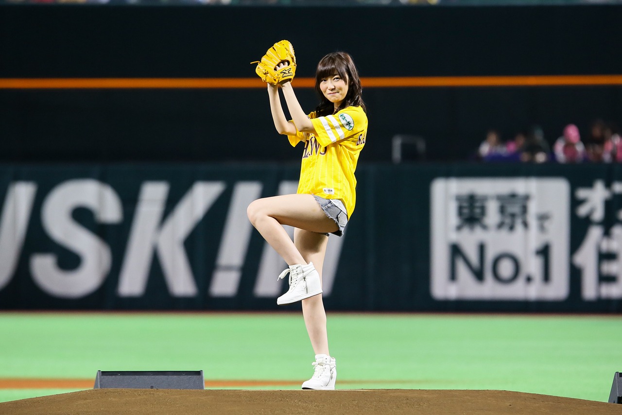 ピッチャーマウンドに立つ指原莉乃。(c)AKS