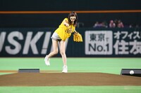 投球直後の指原莉乃。(c)AKS