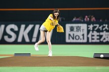 投球直後の指原莉乃。(c)AKS