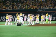 9月28日に福岡・福岡 ヤフオク!ドームにて行われた「福岡ソフトバンクホークス vs 北海道日本ハムファイターズ」試合前セレモニーの様子。(c)AKS