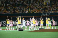 9月28日に福岡・福岡 ヤフオク!ドームにて行われた「福岡ソフトバンクホークス vs 北海道日本ハムファイターズ」試合前セレモニーの様子。(c)AKS