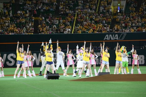 9月28日に福岡・福岡 ヤフオク!ドームにて行われた「福岡ソフトバンクホークス vs 北海道日本ハムファイターズ」試合前セレモニーの様子。(c)AKS
