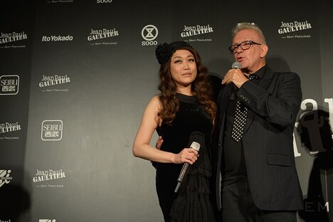 左よりJUJU、ジャンポール・ゴルチエ。