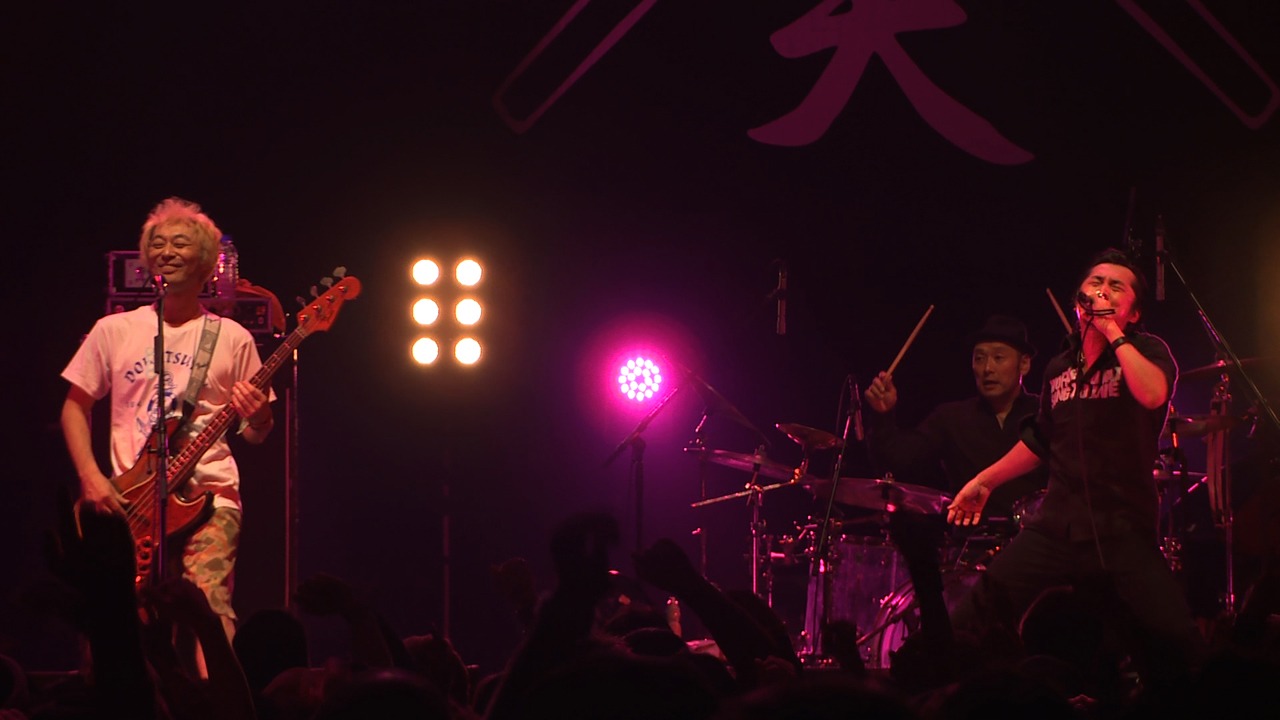 怒髪天「オヤジだョ！全員酒豪 ～人生航路、酔う SORROW～」東京・EX THEATER ROPPONGI公演の様子。（写真提供：テレビ朝日）