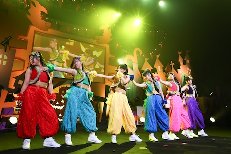 担当カラーを一部チェンジしたチームしゃちほこ。左から坂本遥奈、大黒柚姫、秋本帆華、咲良菜緒、安藤ゆず、伊藤千由李。（撮影：笹森健一）