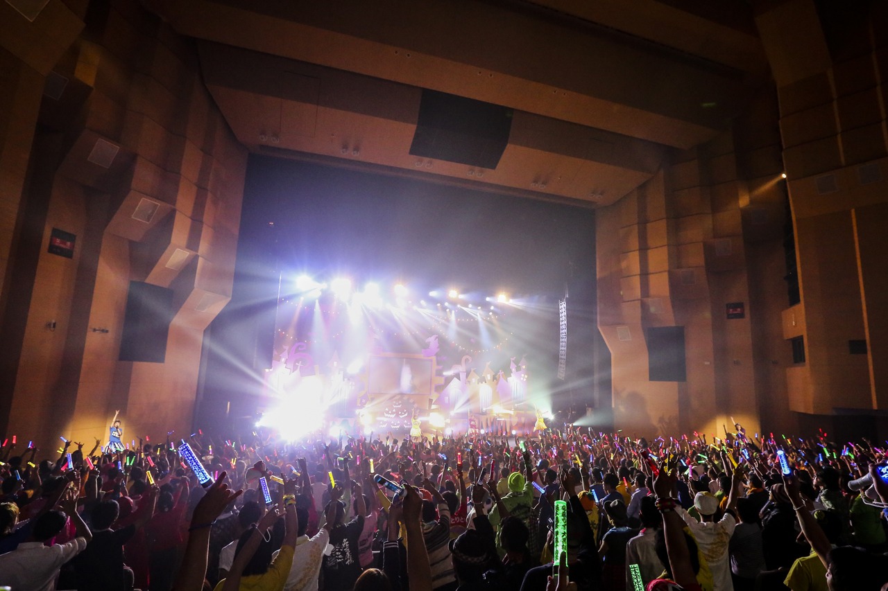 「“約東海3県ホールツアー” チームしゃちほこ ホールツアー2015 さきどりハロウィンパーティー ～あそんでくれないと踊っちゃうぞ～」愛知公演の様子。（撮影：笹森健一）