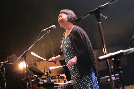 真城めぐみ(Vo)(撮影:柴田恵理)