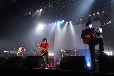 KANA-BOONのライブの様子。
