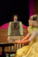 左から生駒里奈、鳥居みゆき。