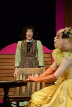 左から生駒里奈、鳥居みゆき。