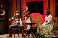 左から井上小百合、猫背椿、松村沙友理。