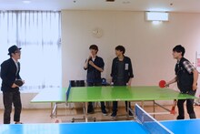 卓球対決をするドランクドラゴン鈴木（左）とユースケ（右）。