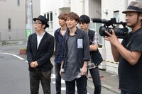 鈴木拓（手前左）をナビゲートするコーイチ（手前右）。