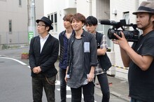 ドランクドラゴン鈴木（左）をナビゲートするコーイチ（中央）。