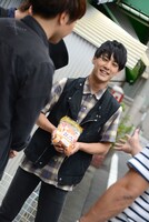 スティックパンを持つユースケ。