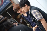 ユースケ（右）のスティックパンを見つめるリョウガ（中央）。