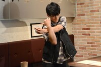 席を立ち運動を始めるユースケ。