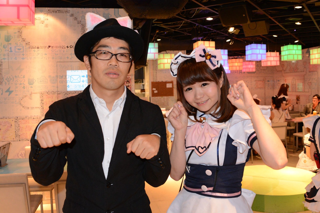 メイドさんと記念撮影する鈴木拓（左）。
