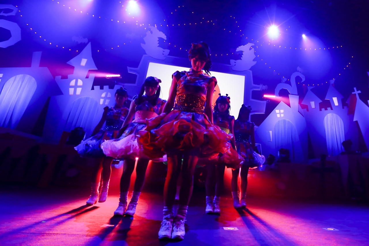 「“約東海3県ホールツアー” チームしゃちほこ ホールツアー2015 さきどりハロウィンパーティー ～あそんでくれないと踊っちゃうぞ～」愛知公演の様子。（撮影：笹森健一）