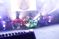 「“約東海3県ホールツアー” チームしゃちほこ ホールツアー2015 さきどりハロウィンパーティー ～あそんでくれないと踊っちゃうぞ～」愛知公演の様子。（撮影：笹森健一）