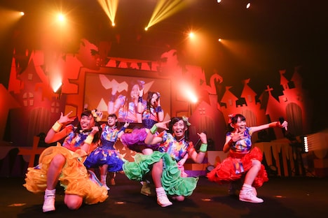 「“約東海3県ホールツアー” チームしゃちほこ ホールツアー2015 さきどりハロウィンパーティー ～あそんでくれないと踊っちゃうぞ～」愛知公演の様子。（撮影：笹森健一）