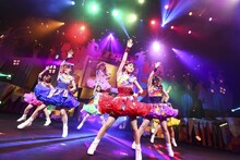 「“約東海3県ホールツアー” チームしゃちほこ ホールツアー2015 さきどりハロウィンパーティー ～あそんでくれないと踊っちゃうぞ～」愛知公演の様子。（撮影：笹森健一）