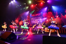 「“約東海3県ホールツアー” チームしゃちほこ ホールツアー2015 さきどりハロウィンパーティー ～あそんでくれないと踊っちゃうぞ～」愛知公演の様子。（撮影：笹森健一）