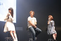 左より木戸衣吹、加瀬康之、種崎敦美。