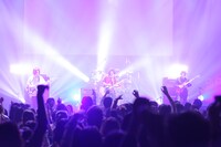 KANA-BOONのライブの様子。