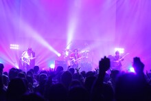 KANA-BOONのライブの様子。