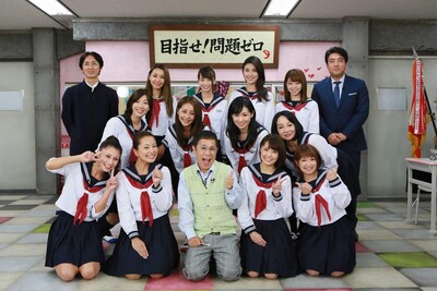 人気画像1位は「『めちゃイケSP』に峯岸みなみ、May J.ら」より、フジテレビ系「めちゃ2イケてるッ！SP（仮）」内の企画「抜き打ちテスト」の出演者。 (c)フジテレビ