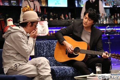 スナックでセッションを繰り広げるリリー・フランキーと福山雅治。