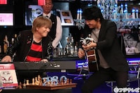 セッションを楽しむ小室哲哉と福山雅治。