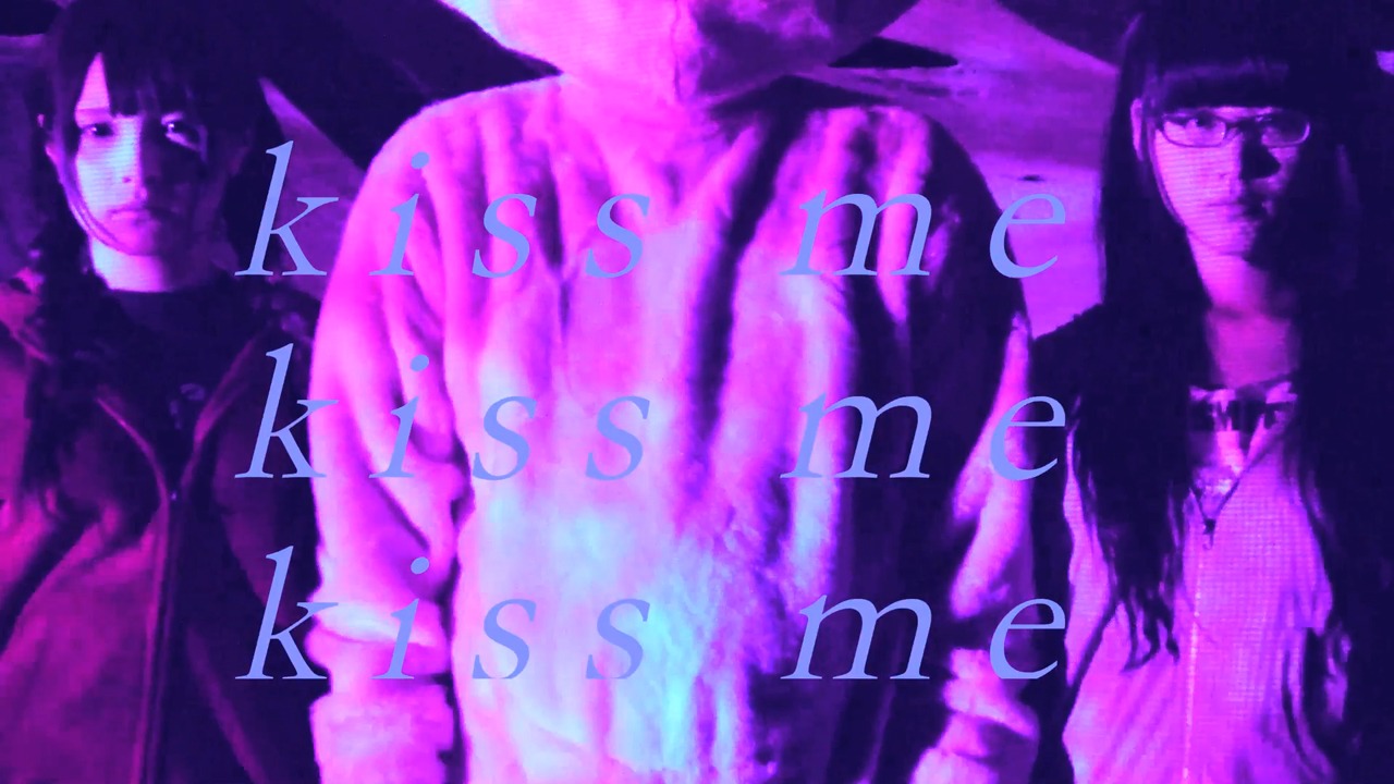 禁断の多数決「Kiss me, Kiss me, Kiss me」からのワンシーン。