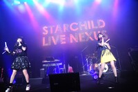 お互いのイメージカラーのペンライトを持って歌う上坂すみれ（左）と小松未可子（右）。（撮影：岡本麻衣［ODD JOB］）