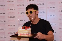 バースデーケーキを手にするドラゴンチャレンジ。