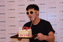 バースデーケーキを手にするドラゴンチャレンジ。