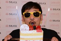 バースデーケーキを手にするドラゴンチャレンジ。