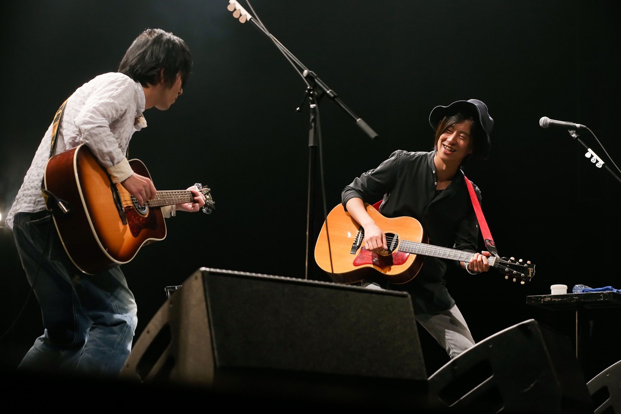 ホリエアツシ（右）のパフォーマンスにはストレイテナーからギタリストの大山純（右）も参加。（撮影：藤井拓）