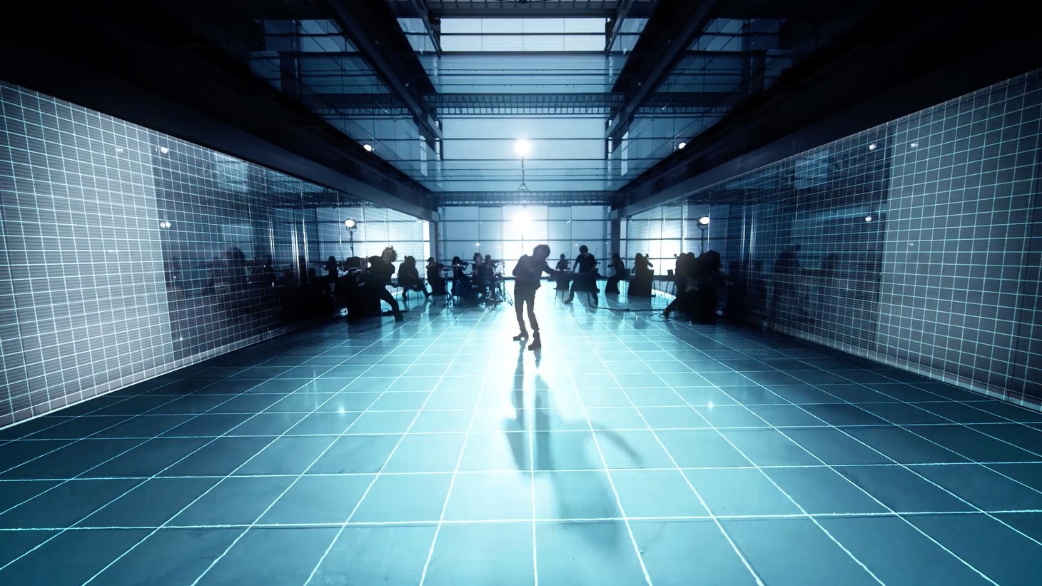 ナノ「Bull's Eye」MVのワンシーン。