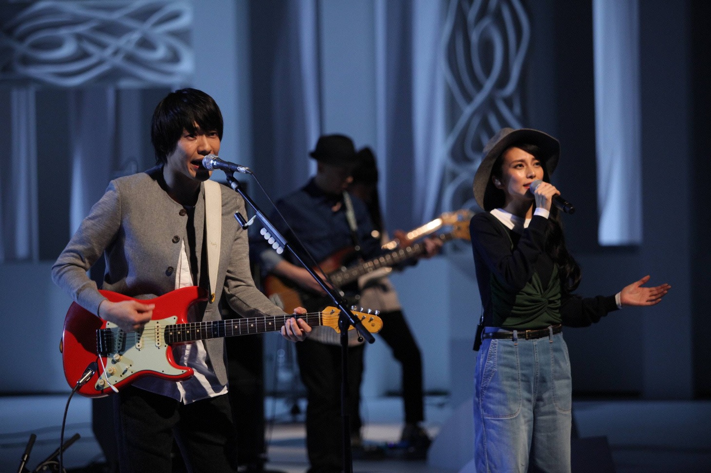 左から山内総一郎（フジファブリック）と柴咲コウ。(c)フジテレビ