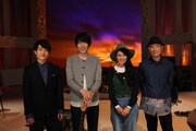 「MUSIC FAIR」収録現場でのフジファブリックと柴咲コウ。(c)フジテレビ