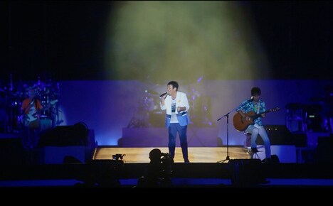 TUBE「TONIGHT」ミュージックビデオのワンシーン。