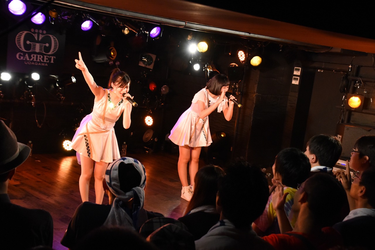 「デモサヨナラ（2015 ver.）」を歌う野田怜奈、藤田あかり。