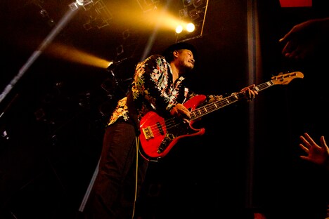 キヨサク（Vo, B）（写真提供：ハイウェーブ）