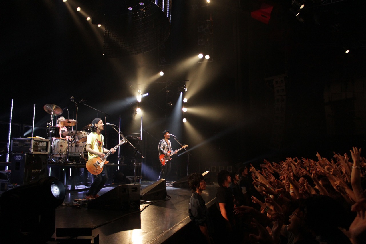 MONGOL800「MONGOL800 People People TOUR 2015」東京・新木場STUDIO COAST10月1日公演の様子。（写真提供：ハイウェーブ）