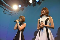 デビュー曲「U ▽ Me」（▽はハートマーク）を披露するバニラビーンズ。