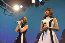 デビュー曲「U ▽ Me」（▽はハートマーク）を披露するバニラビーンズ。