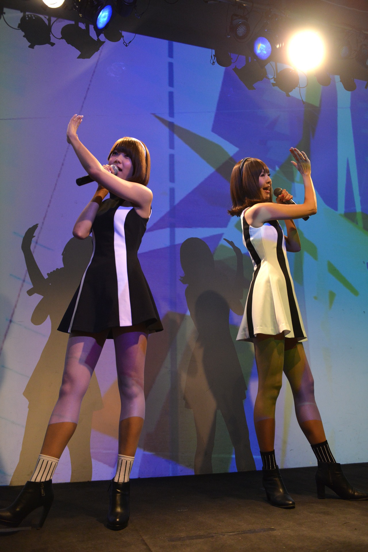 デビュー曲「U ▽ Me」（▽はハートマーク）を披露するバニラビーンズ。